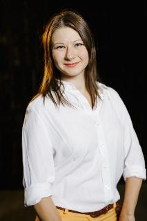 Шуваева Любовь - психолог, окончила аспирантуру. Практика с 2004 года, гештальт-терапевт, танатотерапевт, сертифицированный тренер и супервизор, практик Theta- healing.